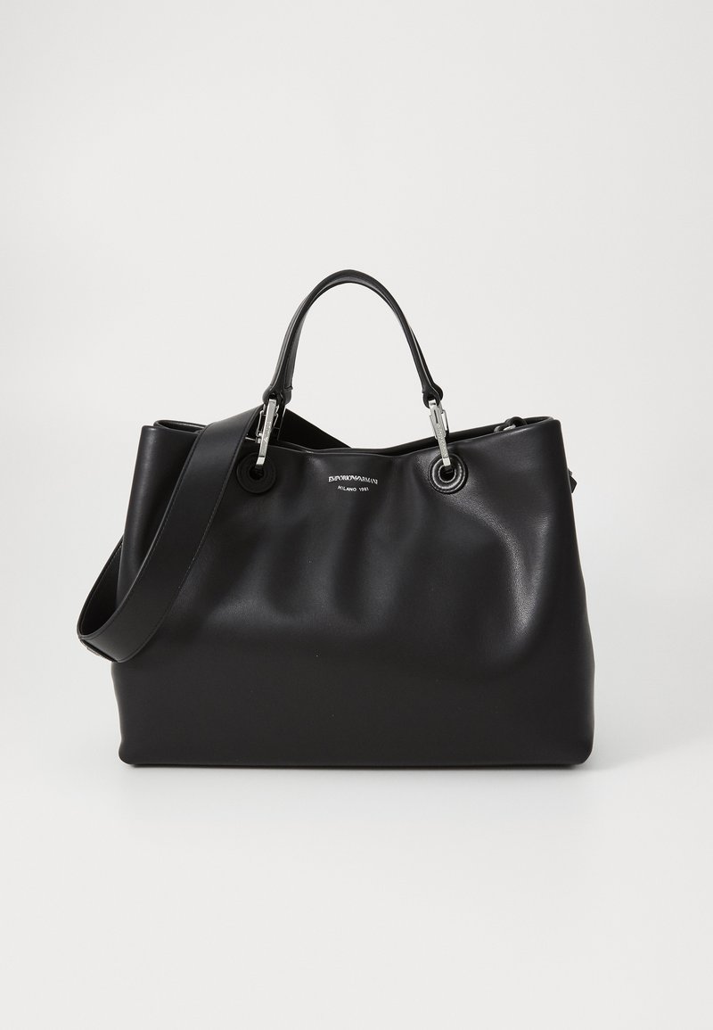 Čierna kožená kabelka s hladkou textúrou, zaobleným tvarom, dvojitými rúčkami a kovovými akcentmi. Na prednej strane sa nachádza logo.