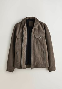 Bruine suède jas met een kraag met knopen, twee borstzakken en zijzakken met rits. Heeft een ritssluiting aan de voorkant en een gladde voering.