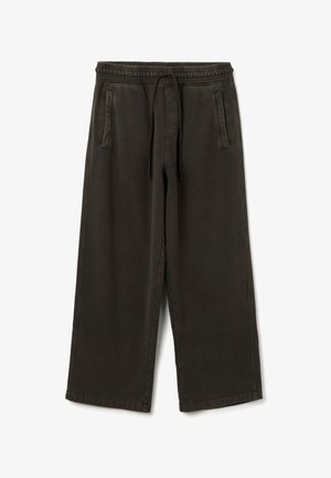 Pantalones de pierna ancha en verde oliva oscuro con cintura elástica, cordón ajustable y dos bolsillos laterales. Acabado de tela suave y lisa.