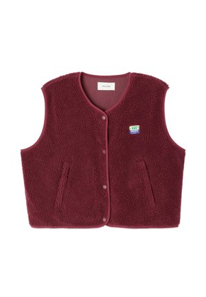 Gilet in pile bordeaux con superficie testurizzata, dotato di scollo a V, due tasche frontali e chiusura con bottoni a scatto. Include una piccola patch con logo.