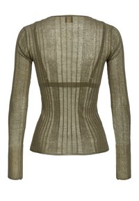 Dugi rukav u maslinastoj boji, s rebrastom teksturom i prilagođenim dizajnom. Stražnji pogled prikazuje vertikalne linije i suptilnu oznaku branda na izrezu.