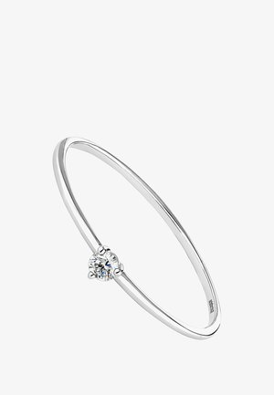 Anillo de plata con un acabado pulido, que presenta una única gema redonda y clara engastada en un montaje de garras en el centro. Diseño elegante y delicado.