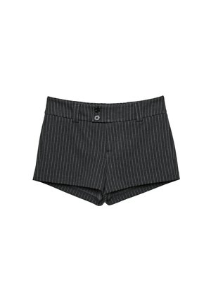Pantaloni corti neri a righe sottili con un design aderente, dotati di chiusura con bottone e passanti per la cintura. Il tessuto ha una texture liscia e un aspetto sartoriale.