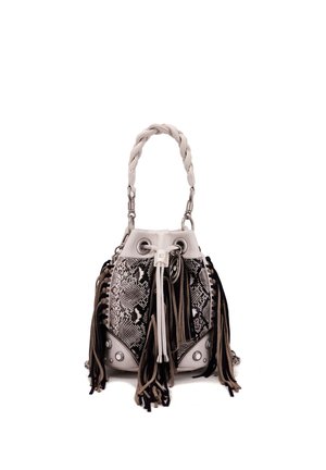 Piccola borsa a secchiello con manico intrecciato, motivo in pelle di serpente e lunghe frange marroni e nere ai lati.