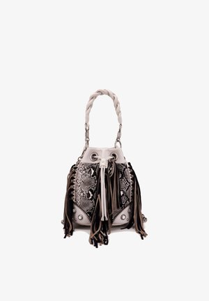 Piccola borsa a secchiello con manico intrecciato, motivo in pelle di serpente e lunghe frange marroni e nere ai lati.