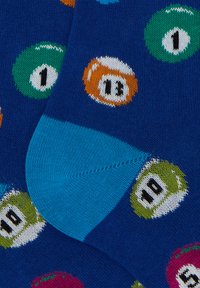 Calzini blu con un motivo giocoso di palle da biliardo colorate in varie tonalità: arancione, verde e rosso, con tallone e punta blu a contrasto.