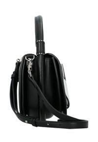 Schwarze Lederhandtasche mit Obergriff, verstellbarem Schultergurt und silbernem Metallverschluss, seitlich auf einem weißen Hintergrund dargestellt.