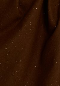 Tela marrón con una textura suave, adornada con destellos de brillo dorado dispersos que crean un sutil efecto brillante.