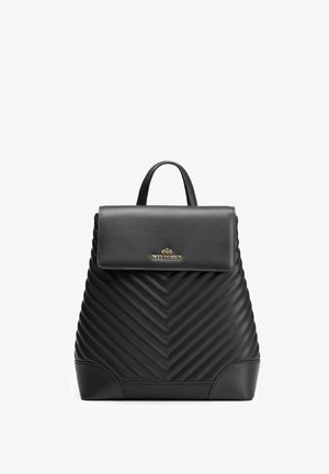 Černý kožený batoh s prošitým vzorem ve tvaru chevronu, klopovým uzávěrem, horním držadlem a zlatým logem Wittchen na přední straně.