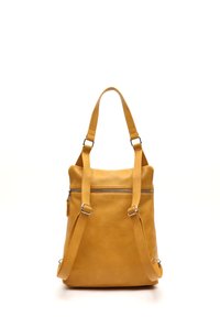 Žltý kožený batoh s nastaviteľnými popruhmi, horným zipsom a predným vreckom na zips, s hladkou textúrou a minimalistickým dizajnom.