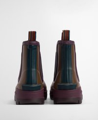 Botas de tornozelo de borracha em castanho, verde e burdeos. Apresentam uma alça listrada e um acabamento texturizado numa sola grossa.