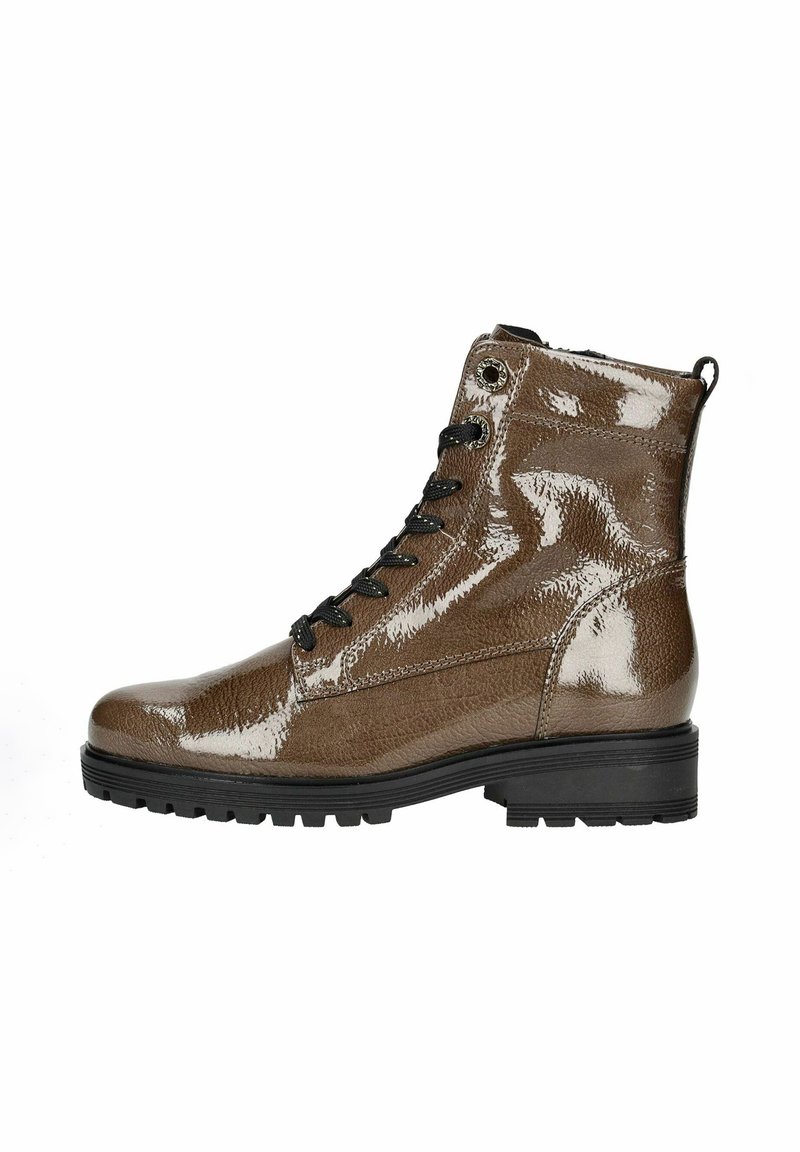 Braune Lackleder-Stiefeletten mit schwarzen Schnürsenkeln, strukturiertem Obermaterial, runder Zehenform und einer stabilen Gummisohle in Schwarz. Mit silberfarbenen Beschlägen.