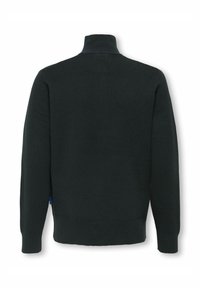 Pull en tricot vert foncé avec un col haut, des manches longues et une texture côtelée. Présente une petite étiquette de logo sur l'ourlet latéral.