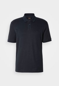 Polo noir à manches courtes avec deux boutons et petit logo "BOSS" embossé sur la poitrine gauche.