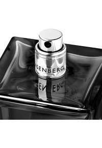 Svart glasparfymflaska med fyrkantig form, glänsande silverfärgad spraypip, och ingraverat varumärkesnamn. Slät yta med rundade kanter.