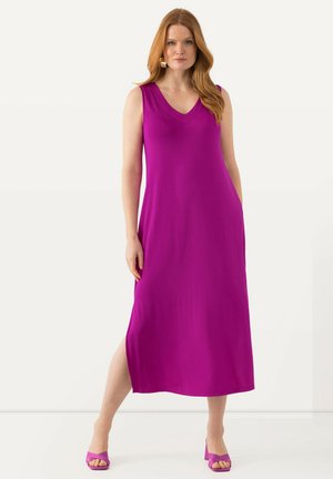 Fuchsia mouwloze jurk met een V-hals, volledige lengte en zijzakken. Gladde stof met een ontspannen pasvorm en een split aan één kant.