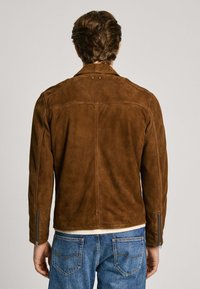 Pepe Jeans TENJAMIN - Kožnata jakna - walnut brown