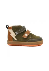 Grüne Wildleder-Ankle Boots mit braunen Lederakzenten, zwei verstellbaren Klettverschlüssen, Blitzdetails und orangefarbener Gummisohle.
