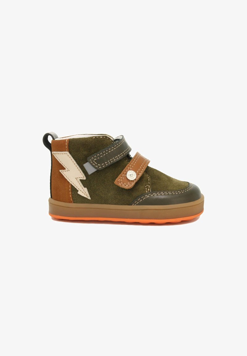 Grüne Wildleder-Ankle Boots mit braunen Lederakzenten, zwei verstellbaren Klettverschlüssen, Blitzdetails und orangefarbener Gummisohle.