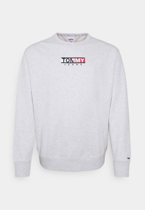 Lysegrå langærmet sweatshirt med ribstrikkede manchetter og kant, med "Tommy Jeans" logo i sort, hvid og rød på brystet og et lille flag på ærmet.