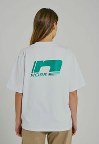 Unausgewählt, white w. green print