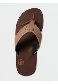 Flip-flop marrone con suola testurizzata, cinturini imbottiti marroni e dettaglio del logo del marchio. Presenta un design piatto senza hardware aggiuntivo.