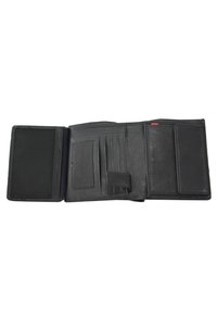 Črn usnjen portfelj z teksturirano površino, več rež za kartice, prozoren žep za osebno izkaznico in zaponka na notranji strani.