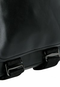 Borsa in pelle nera con texture liscia, forma rettangolare e dettagli in metallo. Include tracolle in tessuto nero con chiusure a fibbia.