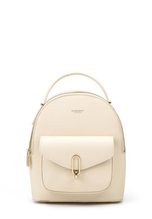 Crème leren rugzak met een ronde vorm, een bovenhandvat en een voortas met klep met een gouden accent. Ritsdetail aan de bovenkant.