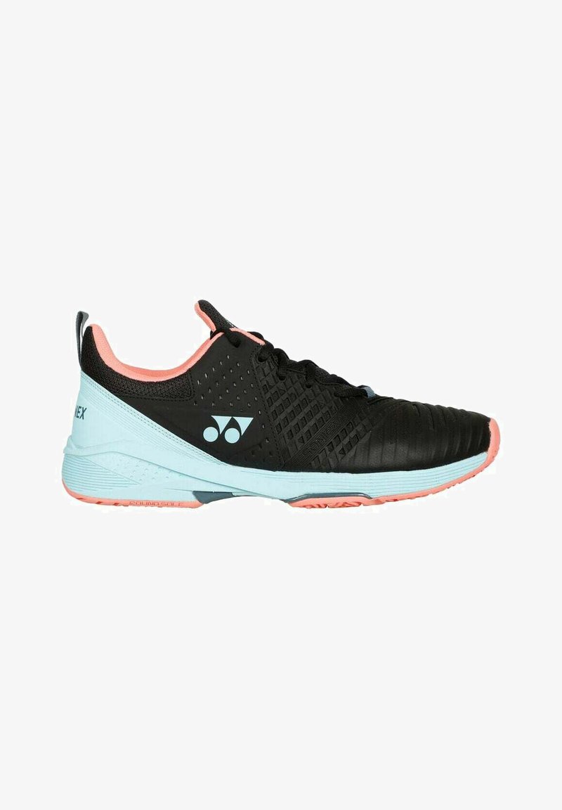 Chaussure de sport noire et bleu clair avec des accents corail, tige texturée, laçage à l'avant, et logo sur le côté, conçue pour une utilisation sportive.