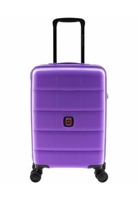 Valigia rigida viola con design rigato, maniglia nera retrattile e quattro ruote per la mobilità. Caratterizzata da un meccanismo di chiusura centrale.