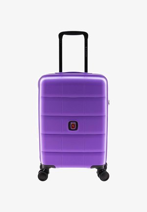 Maleta dura de color púrpura con un diseño acanalado, un asa retráctil negra y cuatro ruedas para facilitar su movilidad. Cuenta con un mecanismo de bloqueo central.