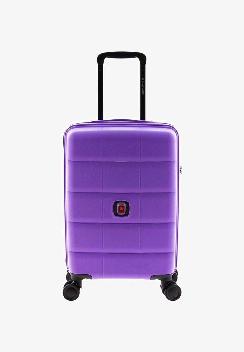 Valigia rigida viola con design rigato, maniglia nera retrattile e quattro ruote per la mobilità. Caratterizzata da un meccanismo di chiusura centrale.