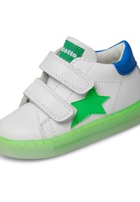 Sneaker in pelle bianca con cinturini in velcro, dettaglio a stella verde, accenti blu e suola verde traslucida. Texture liscia, design casual.