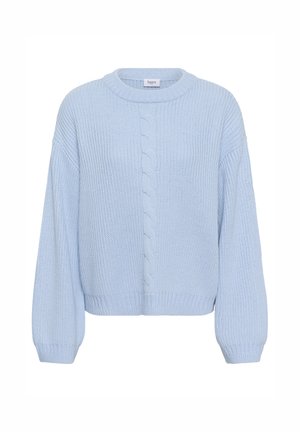 Svetlomodri debel pleten pulover z osrednjim vzorcem kit, padajočimi rameni, dolgimi balonastimi rokavi ter rebrastimi manšetami in spodnjim robom.