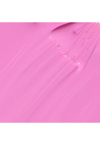 Ljust rosa nagellack med en blank yta. Ytan visar jämna, flytande penseldrag och subtila glitterpartiklar genom hela.