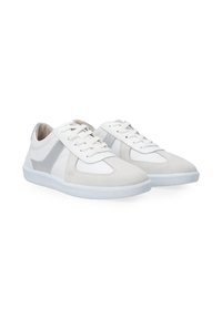 Weiße Sneakers mit grauen Akzenten, aus einer Mischung von Leder und Wildleder gefertigt, mit runder Spitze, flacher Gummisohle und neun Ösen für die Schnürsenkel.