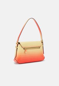 Torebka z wzorem krokodyla, z gradientem od żółtego do pomarańczowego, zamykana na zamek błyskawiczny, z pojedynczym paskiem na ramię. Złote elementy ozdobne.