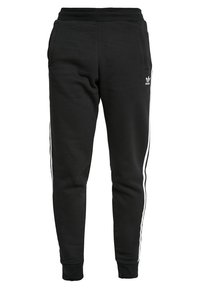 Svarta Adidas träningsbyxor med elastisk midja, tapered ben, sidfickor och vita ränder som går längs de yttre sidorna.