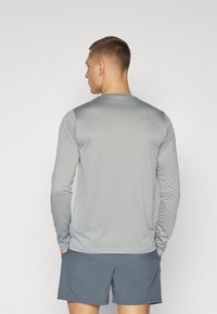 New Balance SPORT ESSENTIALS LONG SLEEVE - Top dugih rukava - slate grey