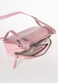 Borsa a tracolla in pelle rosa con chiusura a zip, tasca interna e fodera a motivi. Presenta una tracolla regolabile e una consistenza morbida.