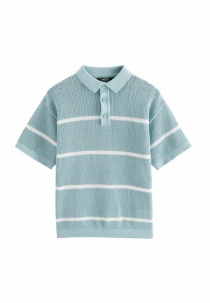 Polo de manga corta en azul claro, fabricado con un tejido de punto texturizado, que presenta rayas horizontales blancas y una tapeta de dos botones.