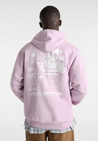 Sudadera rosa con un estampado gráfico en la parte posterior que presenta una calavera, un conejo de dibujos animados y elementos de texto. Mezcla de algodón con un corte relajado.