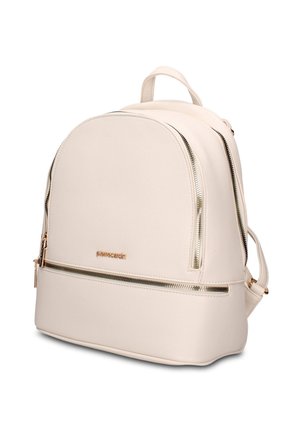 Beige leren rugzak met gouden ritsen, een bovenhandvat, verstelbare banden en een voorvak met een "pierre cardin" logo.