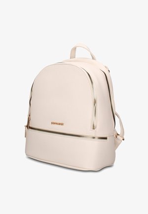 Beige leren rugzak met gouden ritsen, een bovenhandvat, verstelbare banden en een voorvak met een "pierre cardin" logo.