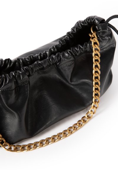 Zwarte leren tas met een samengevouwen bovenrand en een gouden kettinghengsel. Soepele textuur met een zachte, geplooide uitstraling.