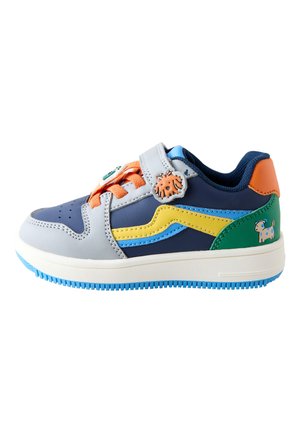 Baskets pour enfants avec des panneaux bleus, gris, jaunes, verts et orange, des lacets orange, un pendentif lion et un petit graphique de chien sur le talon.