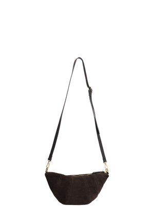 Donkerbruine suède crossbodytas met verstelbare zwarte band en goudkleurige ritssluiting, getoond hangend op een witte achtergrond.