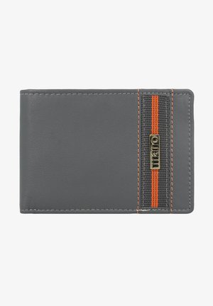 Grijze leren portemonnee met een oranje en grijs gestreepte elastische band, voorzien van een metalen logo-accent. Gestikte randen en een gestructureerde afwerking.