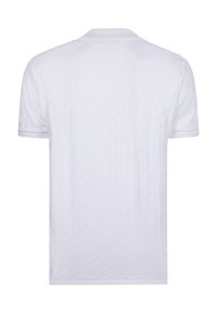 Polo de manga corta blanca con un patrón texturizado. Presenta un collar doblado y puños acanalados, ofreciendo un ajuste casual.